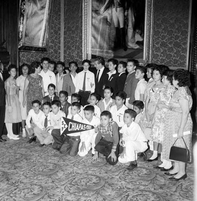 Adolfo López Mateos con estudiantes del estado de Chiapas, en Palacio Nacional