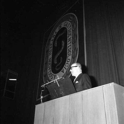 Funcionario pronunciando un discurso, durante la inauguración del 3er. Congreso de Gastroenterología en el Centro Médico
