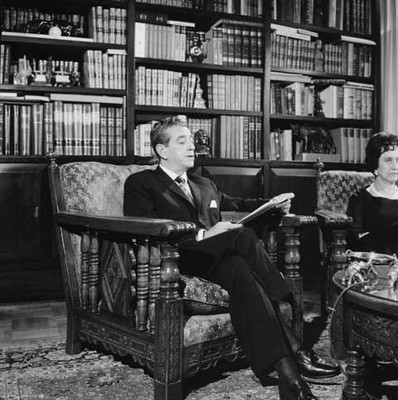 Adolfo López Mateos leyendo mensaje que dirigio por navidad y año nuevo en los Pinos