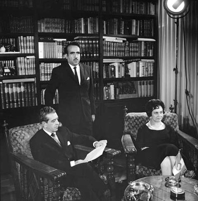 Adolfo López Mateos con Eva Sámano y funcionario público leyendo su mensaje dirigido por navidad y año nuevo, en los Pinos