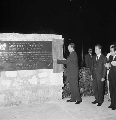Adolfo López Mateos develando placa conmemorativa durante la inauguración del Seguro Social de Chetumal