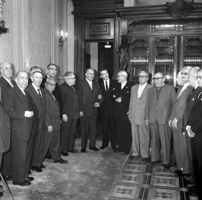 Adolfo López Mateos con funcionarios públicos en un salón durante felicitaciones de ano nuevo, retrato de grupo
