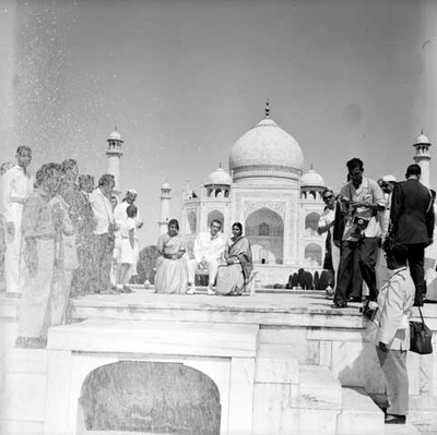 Adolfo López Mateos con mujeres hindues, en el jardín del Taj mahal, retrato