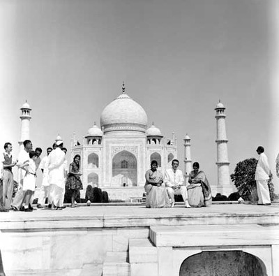 Adolfo López Mateos con mujeres hindues en el jardín del Taj Mahal, retrato