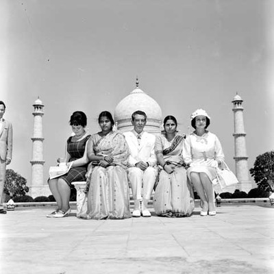 Adolfo López Mateos y familia, acompañados por mujeres hindues en el Taj Mahal, retrato