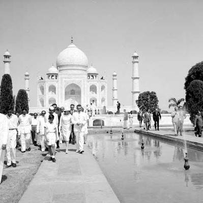 Adolfo López Mateos, su esposa y comitiva, recorriendo jardines del Taj Mahal