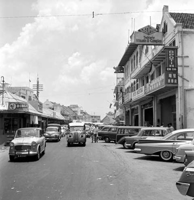 Gente caminando en una calle comercial de Jakarta