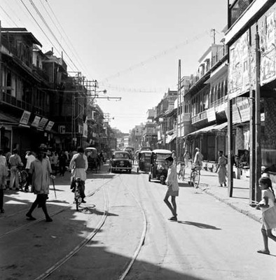 Gente y automóviles transitando en las calles de Nueva Delhi