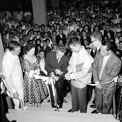 Adolfo López Mateos inaugura la exposición El Libro Mexicano en la biblioteca de Filipinas