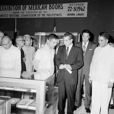 Adolfo López Mateos y funcionarios públicos observando la exposición de Libros Mexicanos en Filipinas