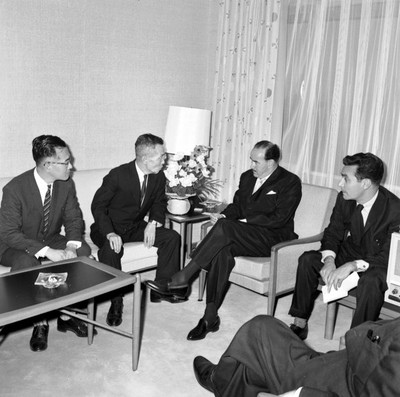 Raúl Salinas Lozano conversando con empresarios de la fábrica Toyota