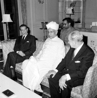 Adolfo López Mateos y Manuel J. Tello conversando con Servapalli Radhakrishnan en el Palacio de la India