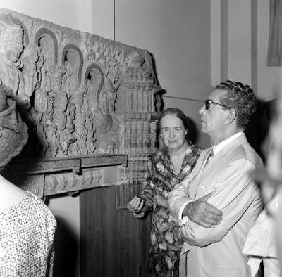 Adolfo López Mateos observa un autorrelieve en piedra en el Museo Nacional de Nueva Delhi