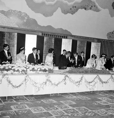 Adolfo López Mateos brindando con Hirohito, durante un banquete
