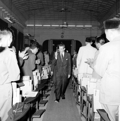 Adolfo López Mateos en un pasillo saludando a los miembros del parlamento durante su recibimiento a la ceremonia
