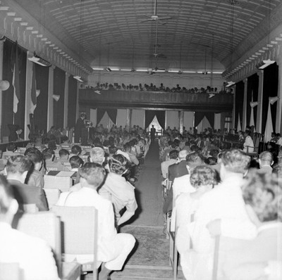 Adolfo López Mateos haciendo uso de la palabra y miembros del parlamento escuchandolo durante la ceremonia