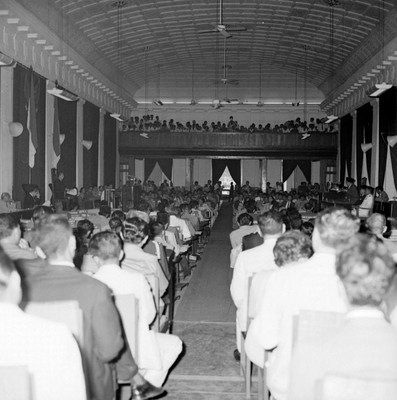 Adolfo López Mateos y miembros del parlamento en una ceremonia