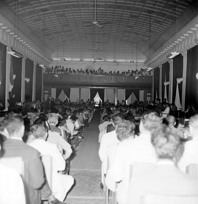 Adolfo López Mateos y miembros del parlamento en una ceremonia
