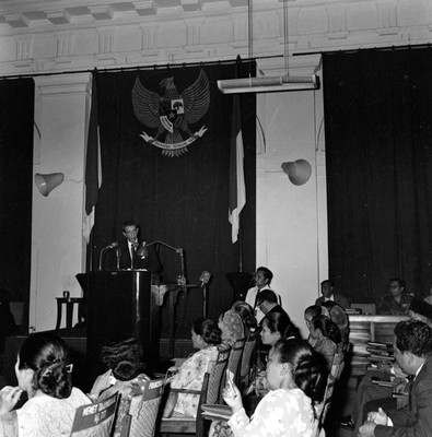 Adolfo López Mateos pronunciando un discurso ante los miembros del parlamento