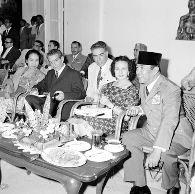 Adolfo López Mateos con su esposa durante la recepción ofrecida por Ahmed Sukarno en su llegada a Bogar