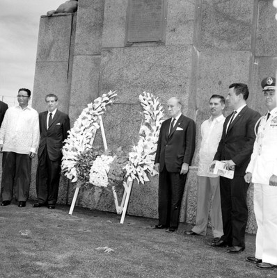 Adolfo López Mateos montando guardia en el monumento a Rizal durante su visita a Filipinas