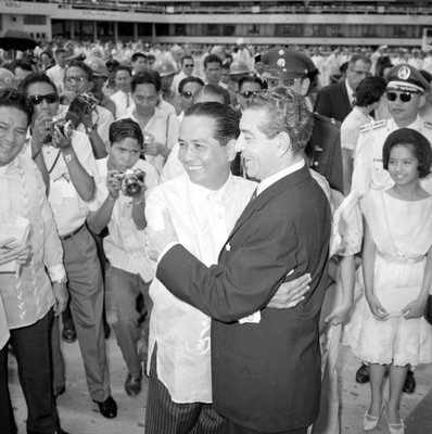 Adolfo López Mateos despidiendose de Diosdado Mayacapal, en el aeropuerto de Manila, Filipinas