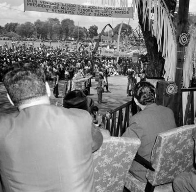 Adolfo López Mateos en un palco de honor presidiendo un desfile, en Balí durante su visita