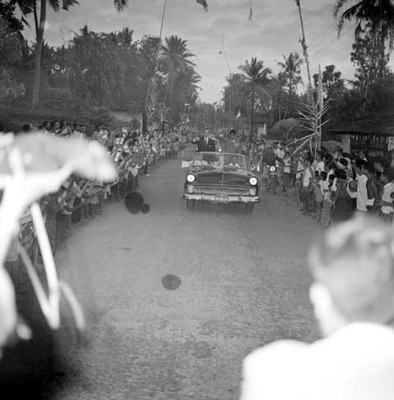 Adolfo López Mateos y Ahmed Sukarno recorriendo las calles de Bali, durante su gira a Indonesia