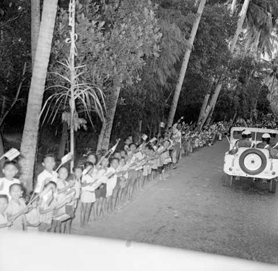 Gente haciendo valla ante el recorrido de Adolfo López Mateos con motivo de su vista a Bali