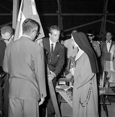Adolfo López Mateos recibiendo una bandera de una monja durante su visita a la Escuela República de México en Indonesia