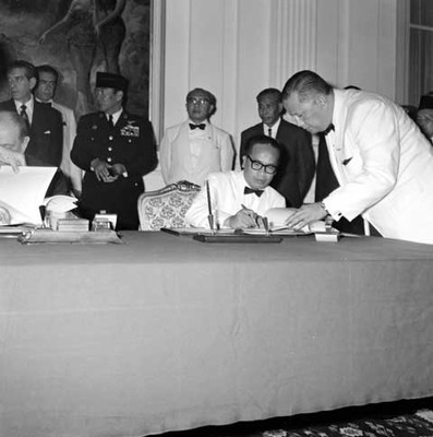 Funcionarios firmando el Tratado Comercial en Palacio Presidencial de Indonesia