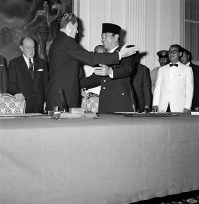 Adolfo López Mateos y Ahmed Sukarno felicitándose durante la firma del Tratado Comercial en Palacio Presidencial de Indonesia