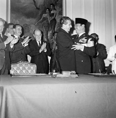 Ahmed Sukarno y Adolfo López Mateos felicitándose durante la firma del Tratado Comercial en Palacio Presidencial de Indonesia