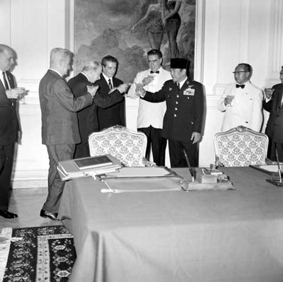 Adolfo López Mateos, Ahmed Sukarno, Manuel J. Tello y funcionarios brindando durante la firma del Tratado Comercial en Palacio Presidencial de Indonesia