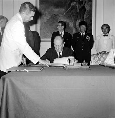 Manuel J. Tello firmando el Tratado Comercial en Palacio Presidencial de Indonesia