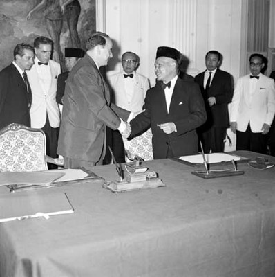 Raúl Salinas Lozano y funcionarios saludandose durante la firma del Tratado Comercial en Palacio Presidencial de Indonesia
