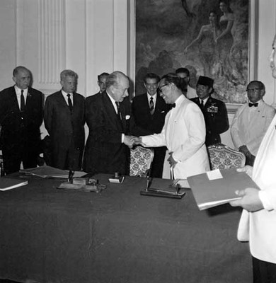 Manuel J. Tello saludando a funcionarios durante la firma del Tratado Comercial en Palacio Presidencial de Indonesia