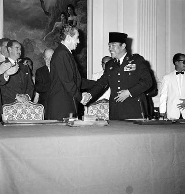 Adolfo López Mateos y Ahmed Sukarno saludandose durante la firma del Tratado Comercial en Palacio Presidencial de Indonesia