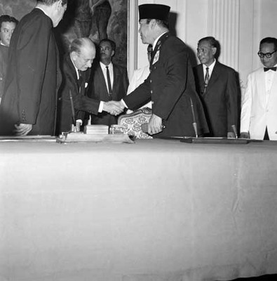 Ahmed Sukarno saludando a Manuel J. Tello durante la firma del Tratado Comercial en Palacio Presidencial de Indonesia
