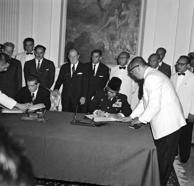 Adolfo López Mateos y Ahmed Sukarno firmando el Tratado Comercial en Palacio Presidencial de Indonesia