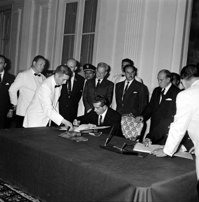 Adolfo López Mateos firmando el Tratado Comercial en Palacio Presidencial de Indonesia