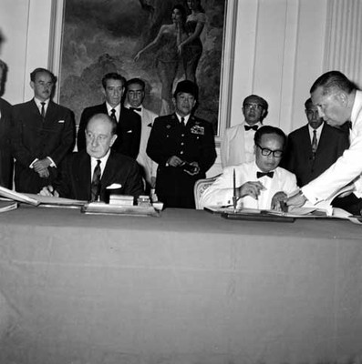 Manuel J. Tello y funcionarios firmando el Tratado Comercial en Palacio Presidencial de Indonesia