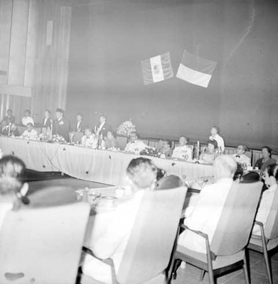 Ahmed Sukarno pronunciando un discurso durante el banquete ofrecido por López Mateos en el hotel Indonesia