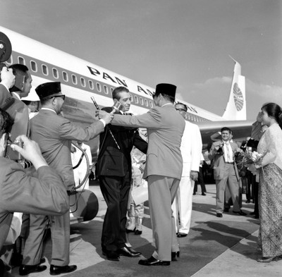 Adolfo López Mateos es recibido por Ahmed Sukarno en el aeropuerto de Indonesia