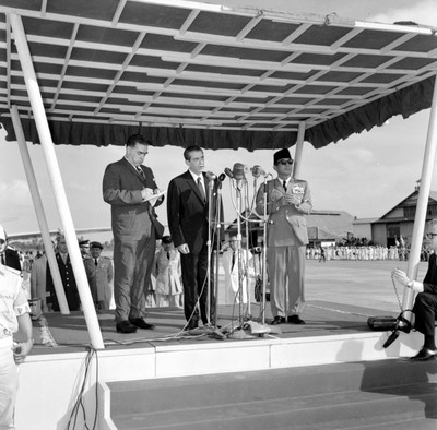 Adolfo López Mateos acompañado de Ahmed Sukarno dirigiendo unas palabras en el aeropuerto de Indonesia
