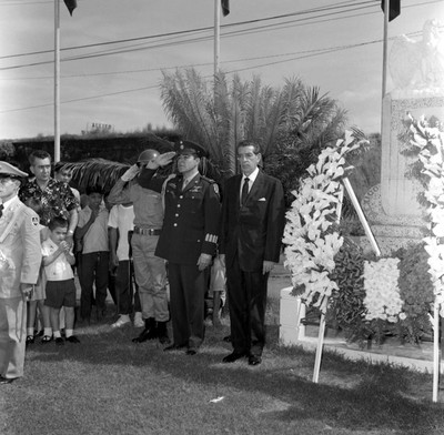 Adolfo López Mateos con Manuel J. Tello montando guardia durante ceremonia en el monumento al escuadrón 201 en Filipinas