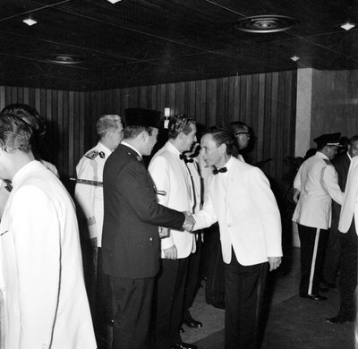 Adolfo López Mateos con Ahmed Sukarno recibiendo invitados a la recepción que le ofrecieron a su llegada a (Filipinas)