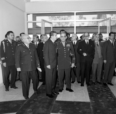 Adolfo López Mateos, Agustín Olachea Avilés, Antonio Ortiz Mena y otros en estancia de industria militar