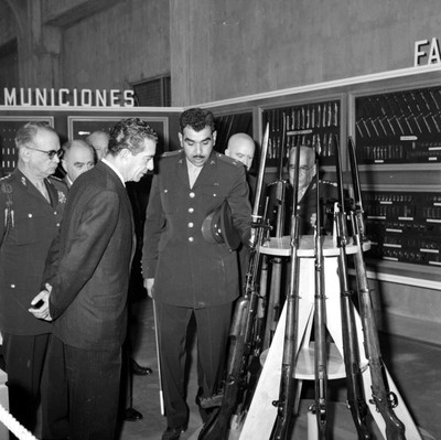 Adolfo López Mateos escuchando a un militar durante la inauguración de una fábrica de armas en el D.F.