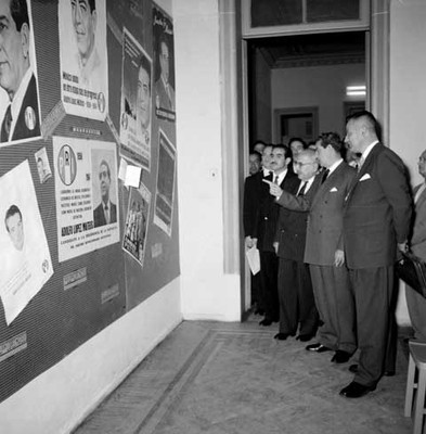 Adolfo López Mateos observa los carteles y propagandas alusivas a su campaña electoral, en las oficinas del PRI
